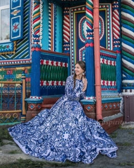 Девушка в платье Гжель с синими узорами