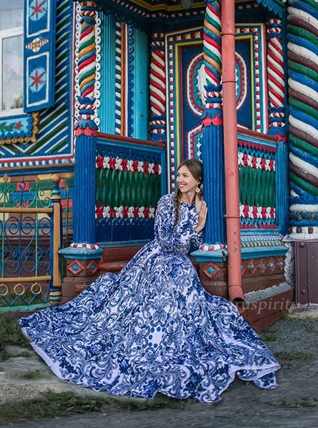 Девушка в платье Гжель с синими узорами