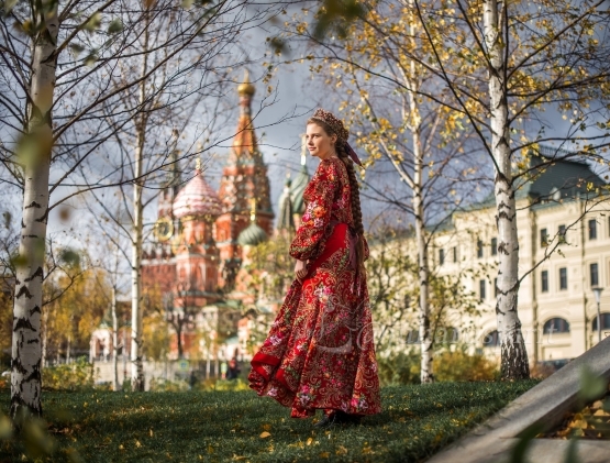 Девушка в красном платье в русском стиле из платков в Зарядье