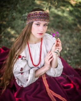 Девушка в повязке диадеме из драгоценных камней