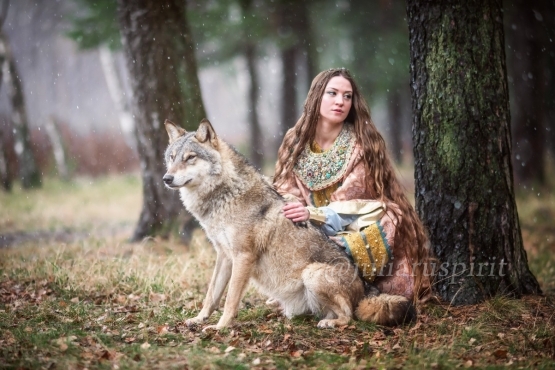 Девушка с волком в лесу в оплечье и в платье в русском стиле