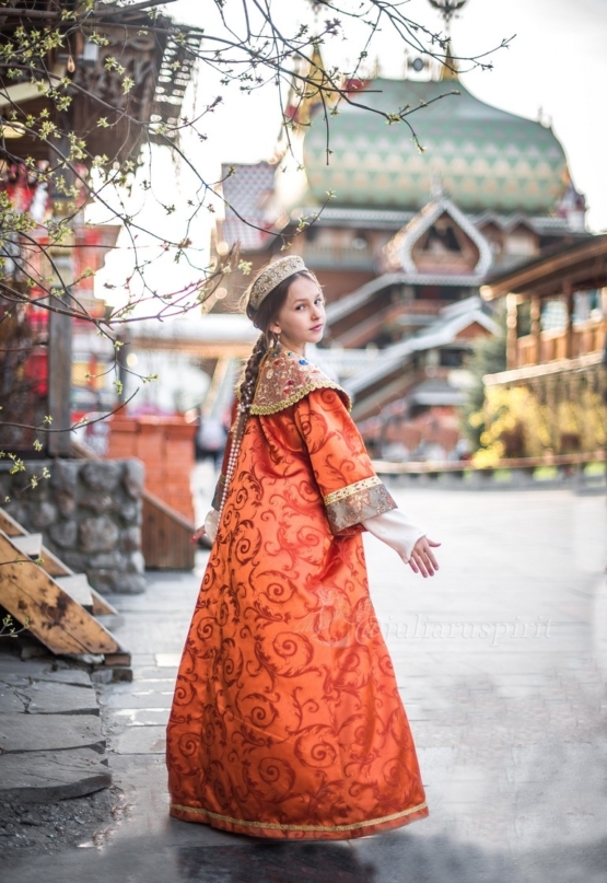 Девушка в платье в русском стиле с оплечьем и в ободке
