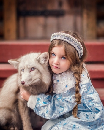 Девочка в голубом ободке с лисичкой